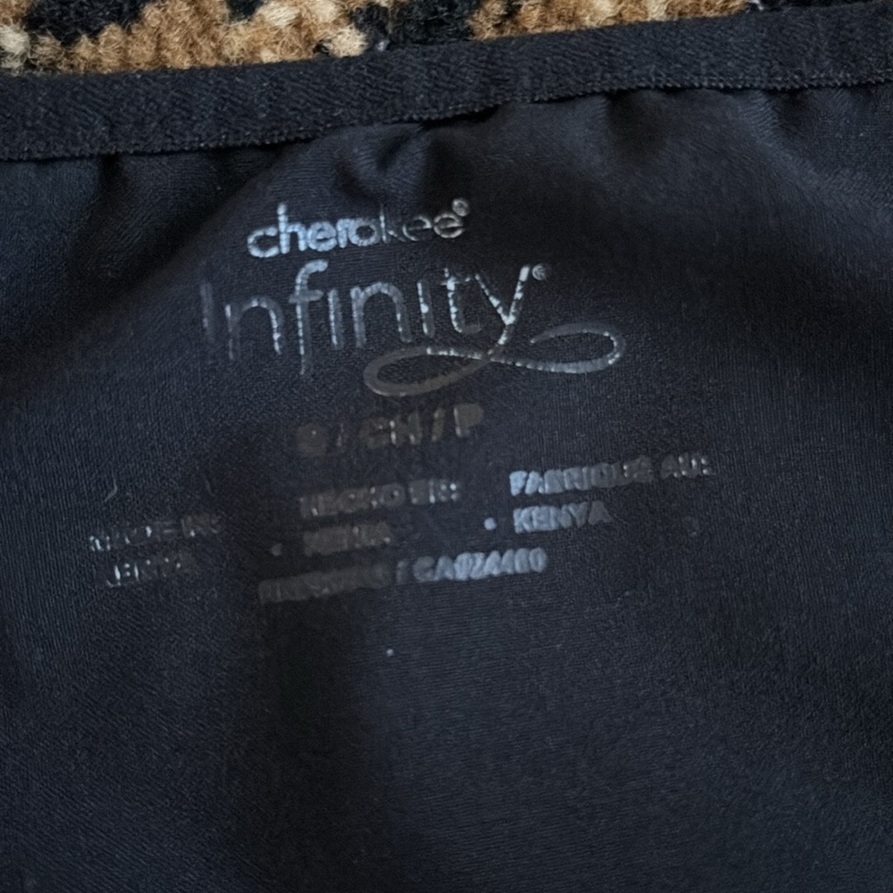 Cherokee Infinity Scrub Top - Picture 4 of 6